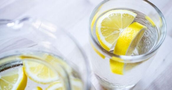 水にレモン汁を加えると、水ダイエットを継続しやすくなります。