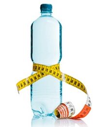 1日あたり少なくとも2リットルの水