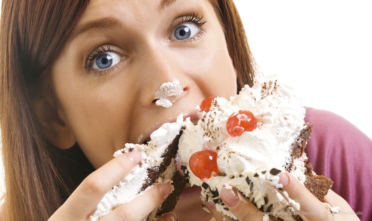 ケーキを食べて体重を減らす方法を良くしている女の子