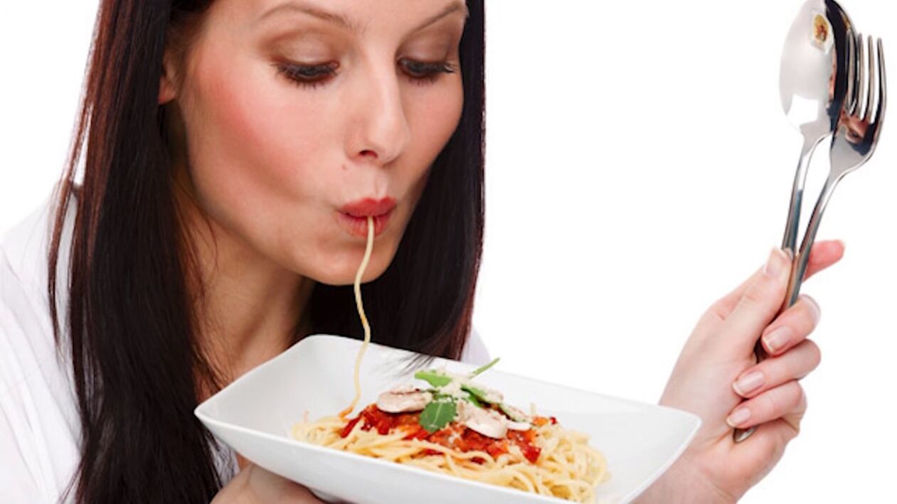 腹を細くするためにスパゲッティを食べる女性