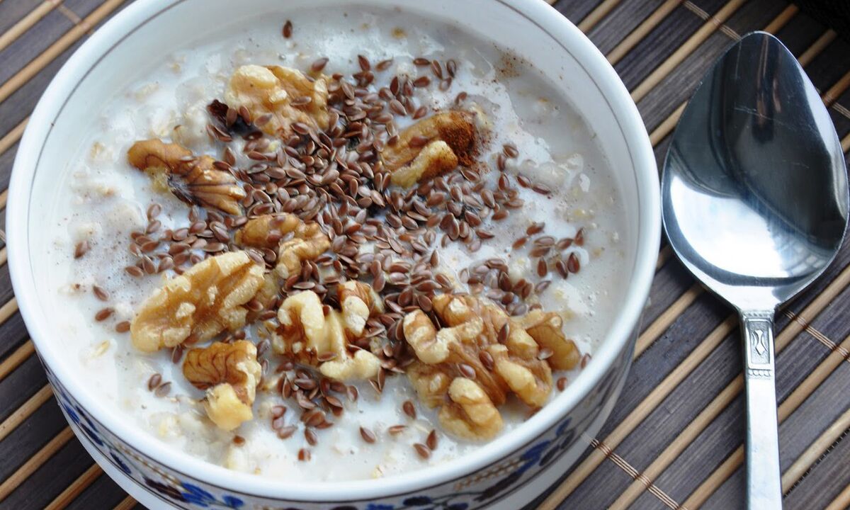 牛乳入りの亜麻仁のお粥-体重を減らしている人の食事療法での健康的な朝食