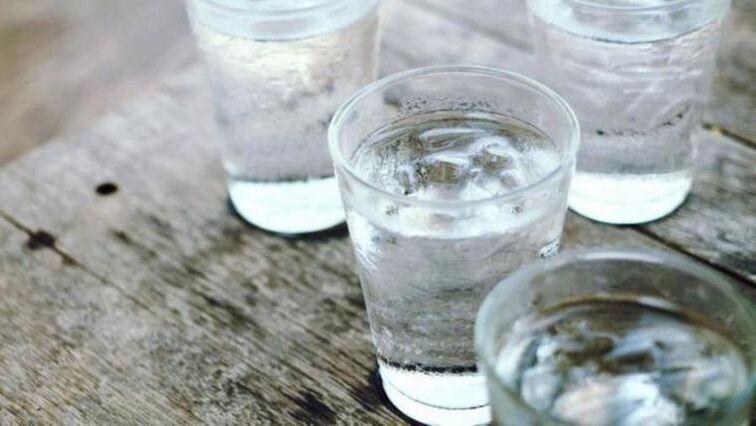 減量のために利尿剤を使用するときは、たくさんの水を飲む必要があります。